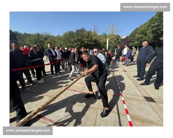 团结协作拼尽全力在拔河赛场上展现顽强斗志与团队精神