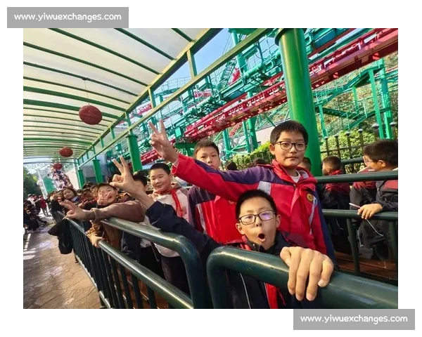 欢乐爬行赛场上小勇士们的速度与笑声大比拼